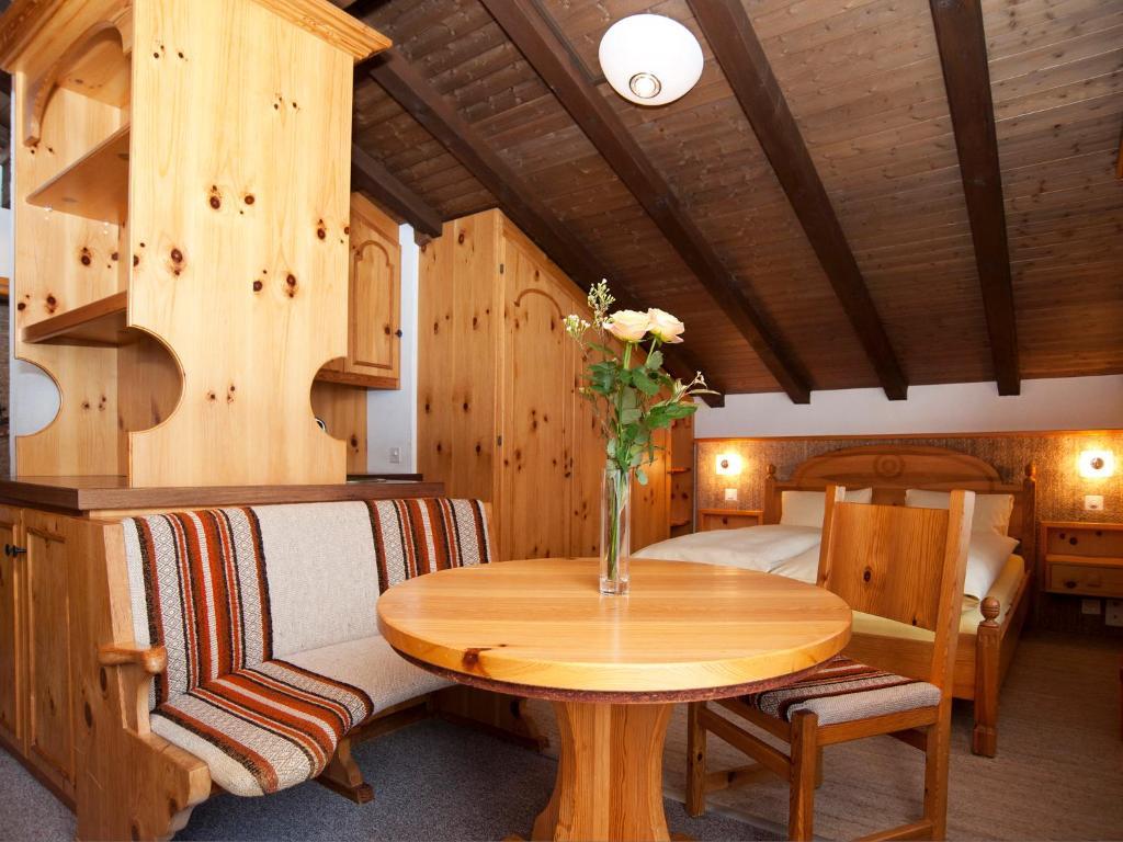 Ambiente Guesthouse Саас-Фее Стая снимка